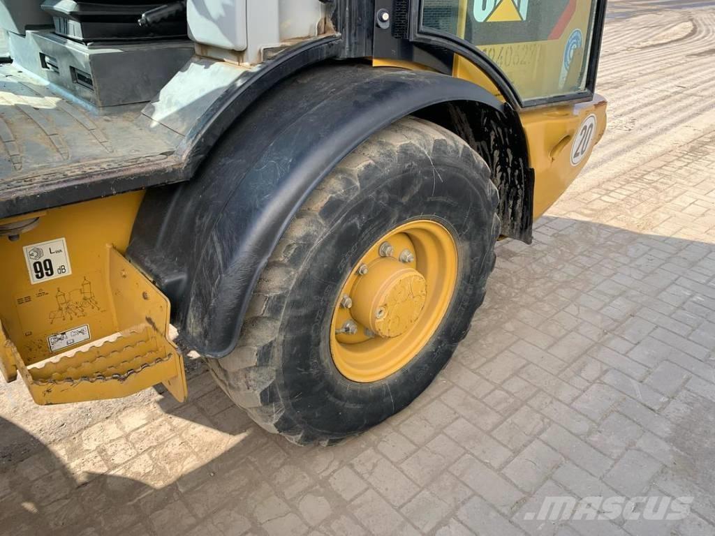 CAT 906 Kolové nakladače