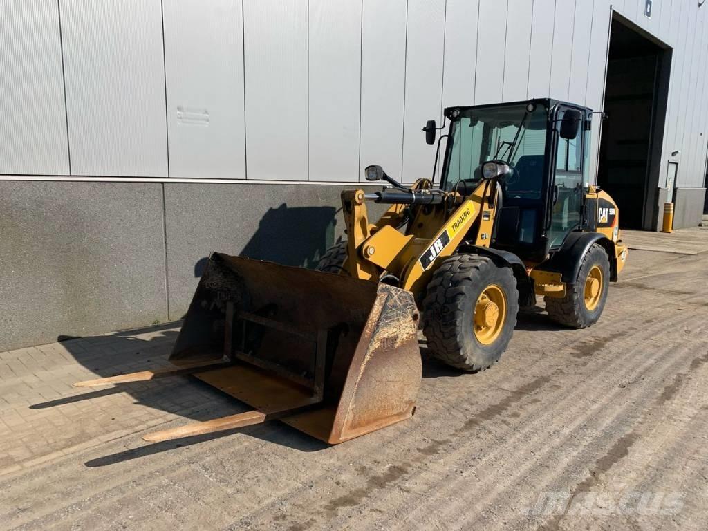 CAT 906 Kolové nakladače