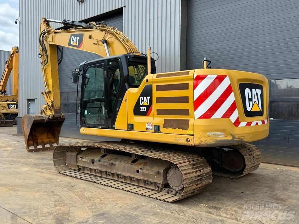 CAT 323 07A Speciální bagry