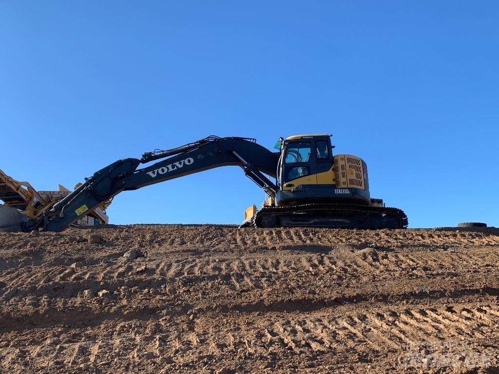 Komatsu 138 us -8 Pásová rýpadla