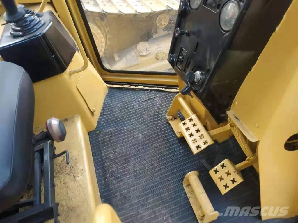 CAT D5M Pásové dozery