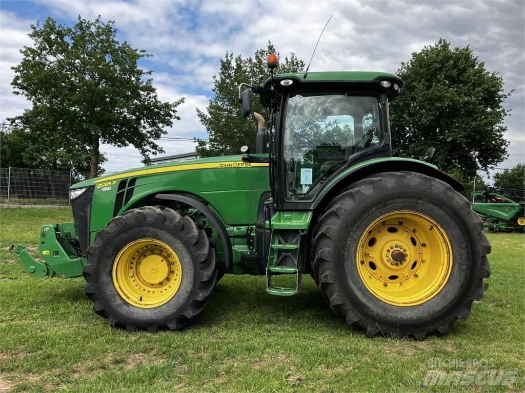 John Deere 8285R Traktory