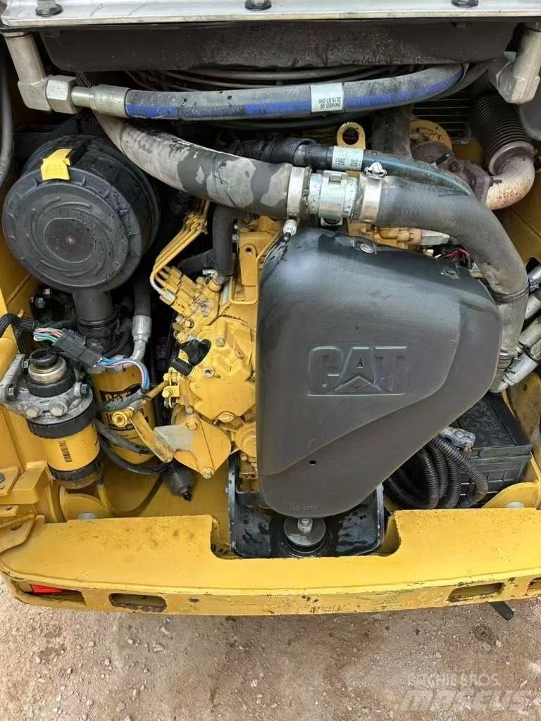 CAT 226 B 3 Smykem řízené nakladače