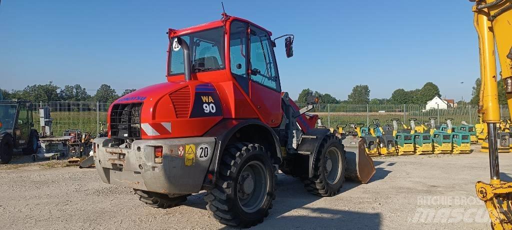 Komatsu WA 90 Kolové nakladače