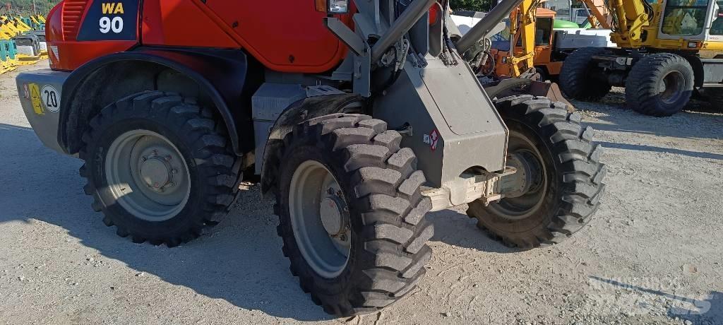 Komatsu WA 90 Kolové nakladače