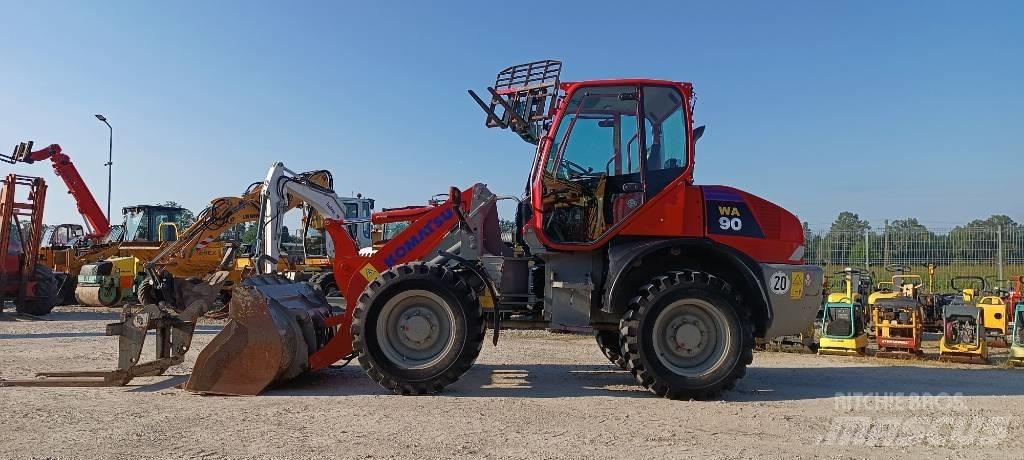 Komatsu WA 90 Kolové nakladače