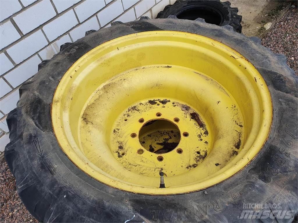 Kleber 270/95R32 Pneumatiky, kola a ráfky
