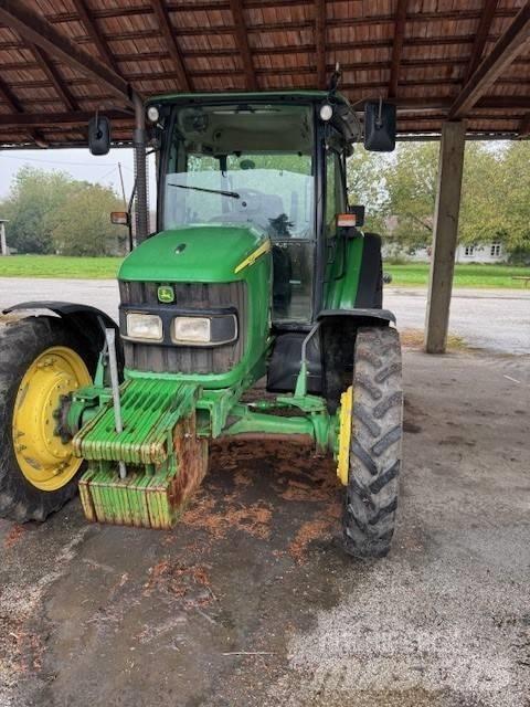 John Deere 5820 Traktory
