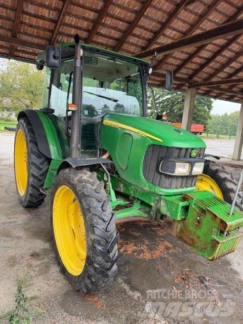 John Deere 5820 Traktory