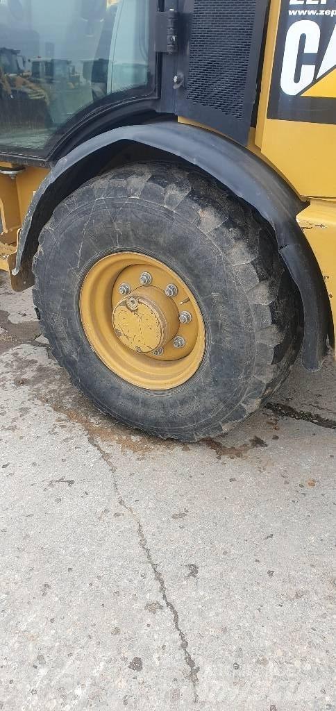 CAT 906M Kolové nakladače