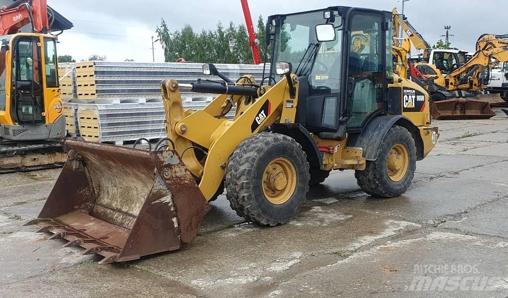 CAT 906M Kolové nakladače