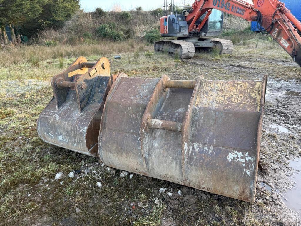 Hitachi ZX225USRLC-3 Pásová rýpadla