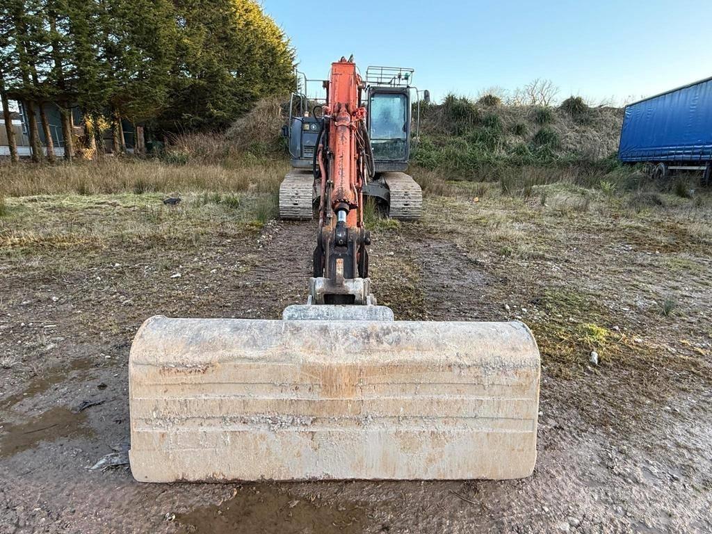 Hitachi ZX225USRLC-3 Pásová rýpadla