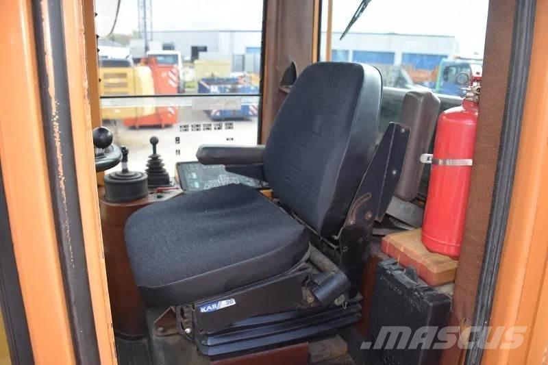 CASE 821B Kolové nakladače