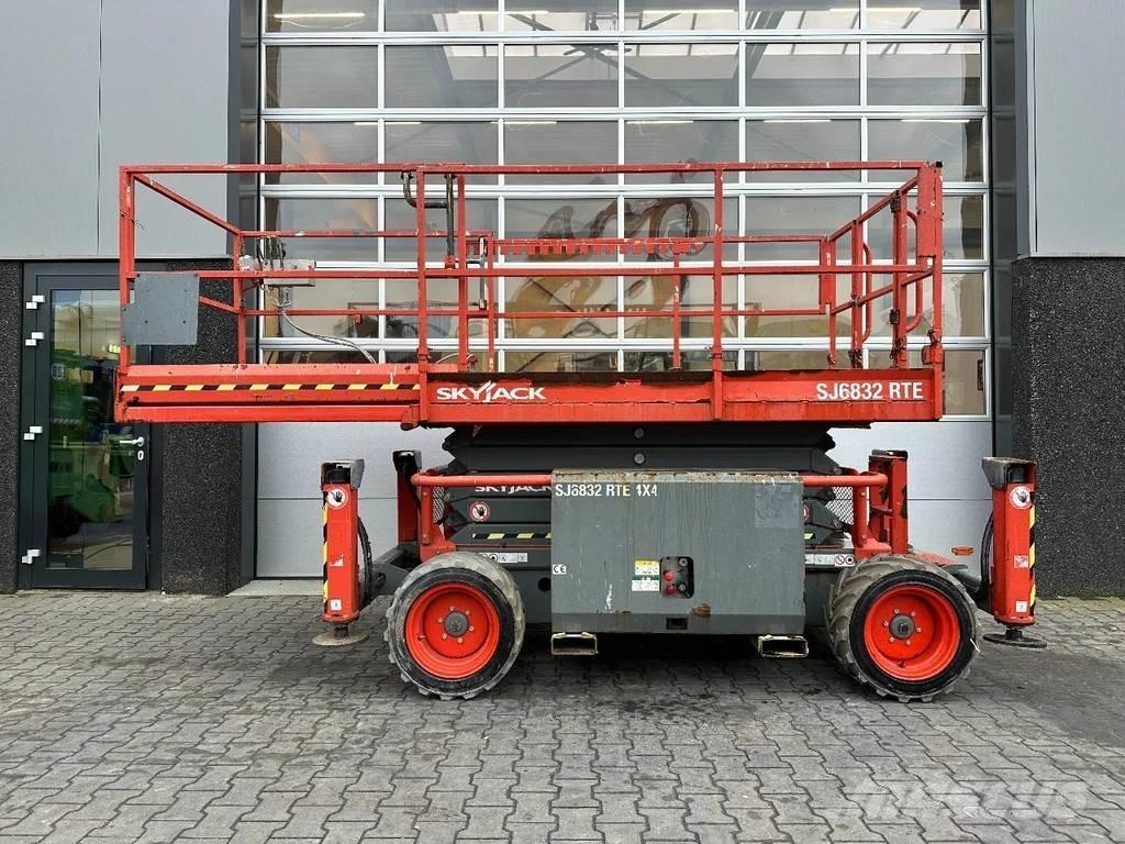 SkyJack SJ6832 RTE Nůžková zvedací plošina