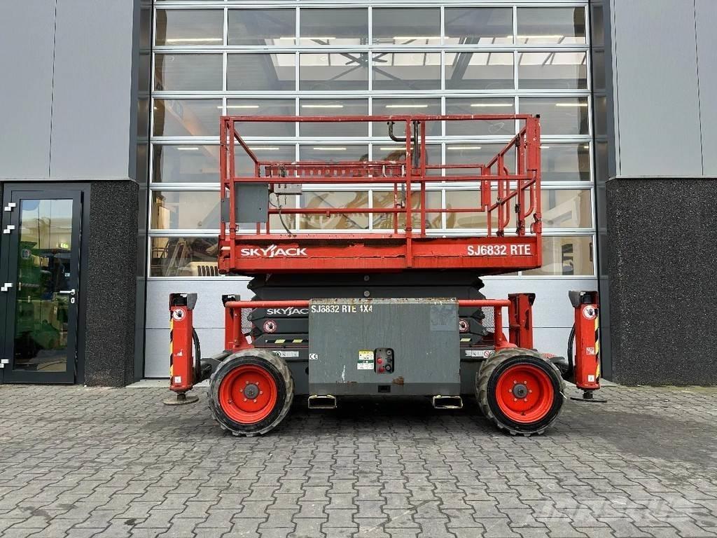 SkyJack SJ6832 RTE Nůžková zvedací plošina