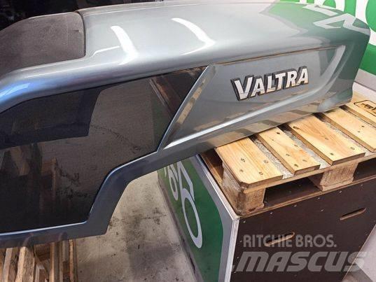 Valtra N 163 hood Kabiny a interiér