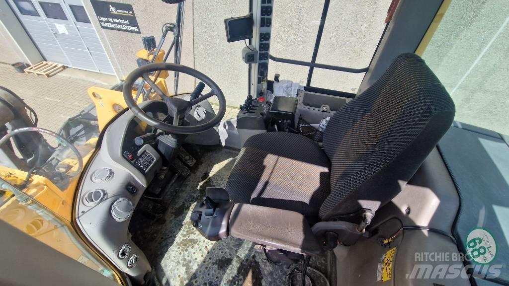 Volvo L 120 F Kolové nakladače