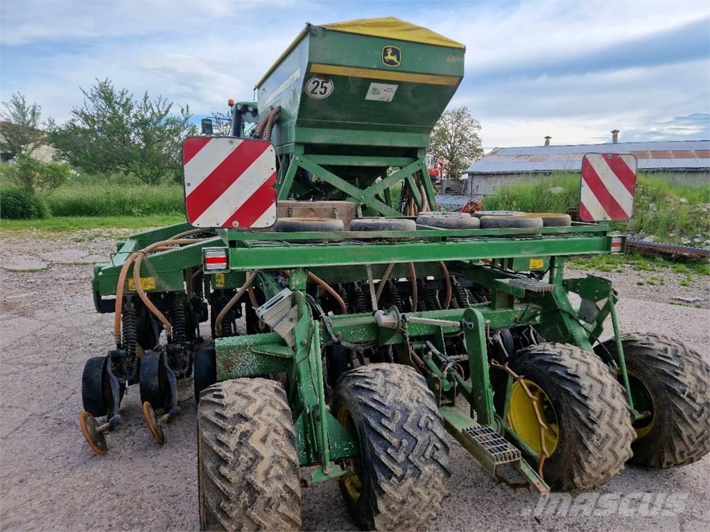 John Deere 750 A Kombinované secí stroje