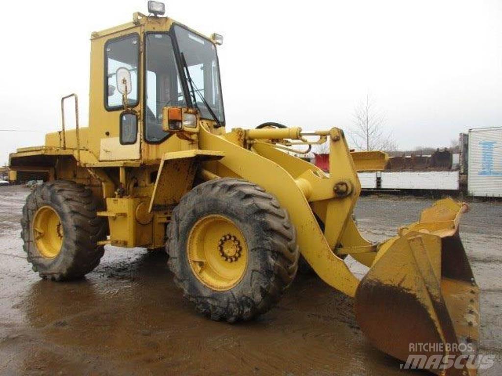 Komatsu WA100-1 Kolové nakladače