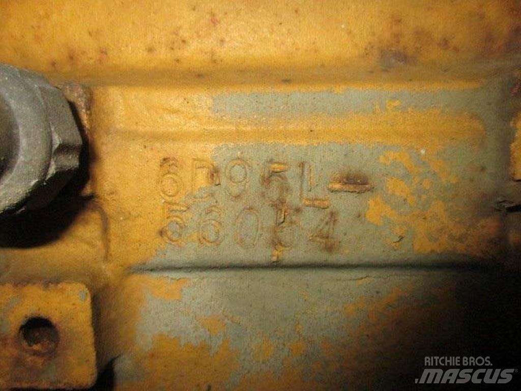 Komatsu WA100-1 Kolové nakladače