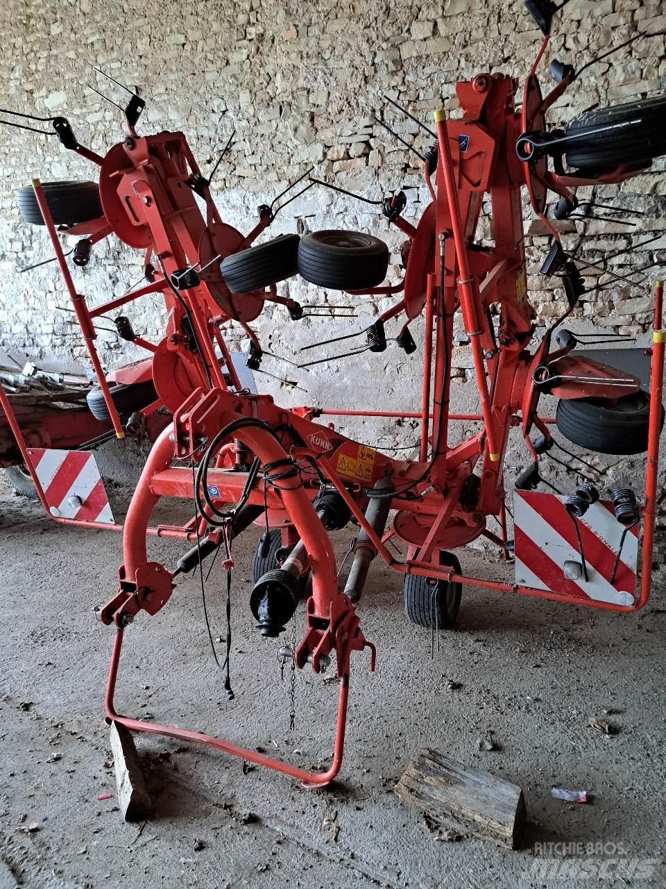 Kuhn GF7902 Obraceče a shrabovače sena