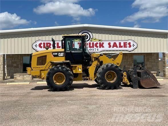 CAT 930M Kolové nakladače