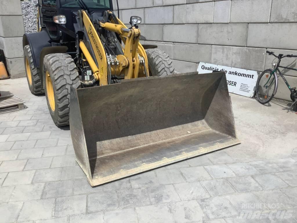 Komatsu WA100M-8 Kolové nakladače