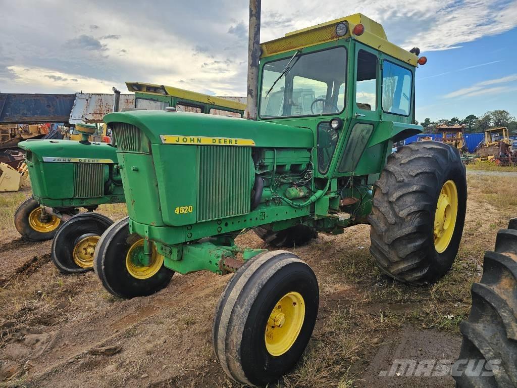 John Deere 4620 Traktory