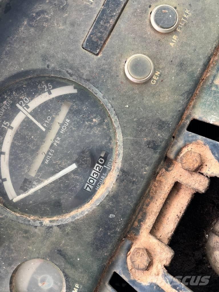 John Deere 4620 Traktory