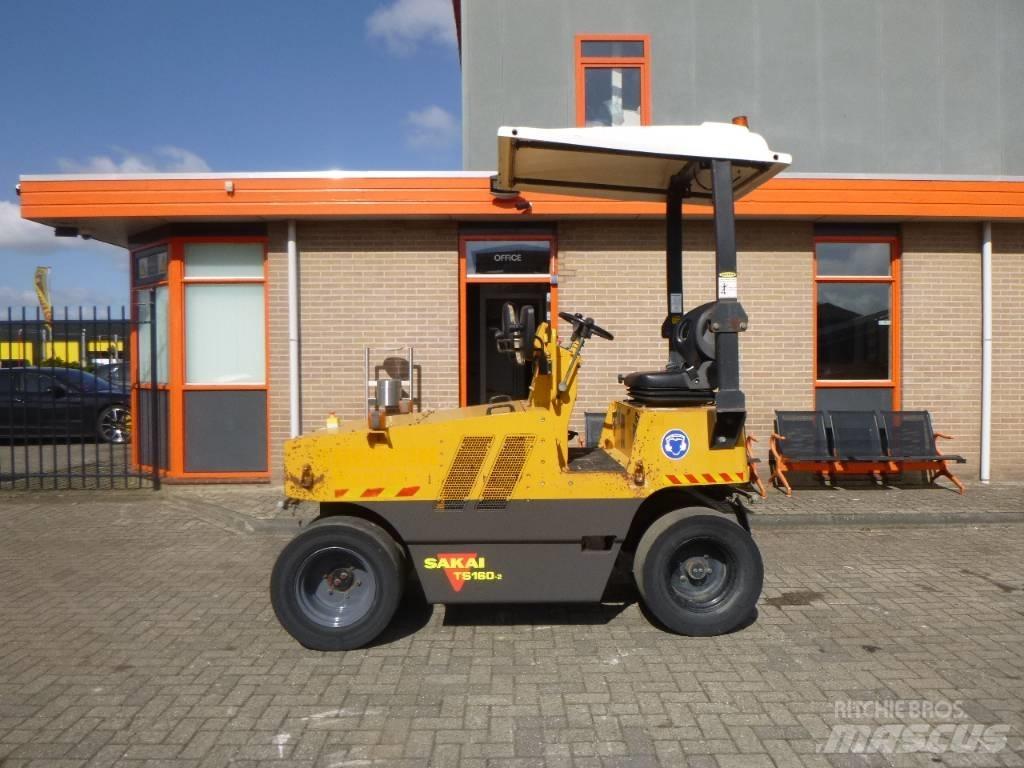 Sakai TS160-2 Pneumatikové válce