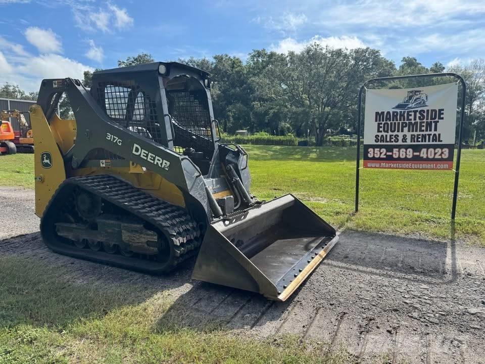 John Deere 317G Smykem řízené nakladače