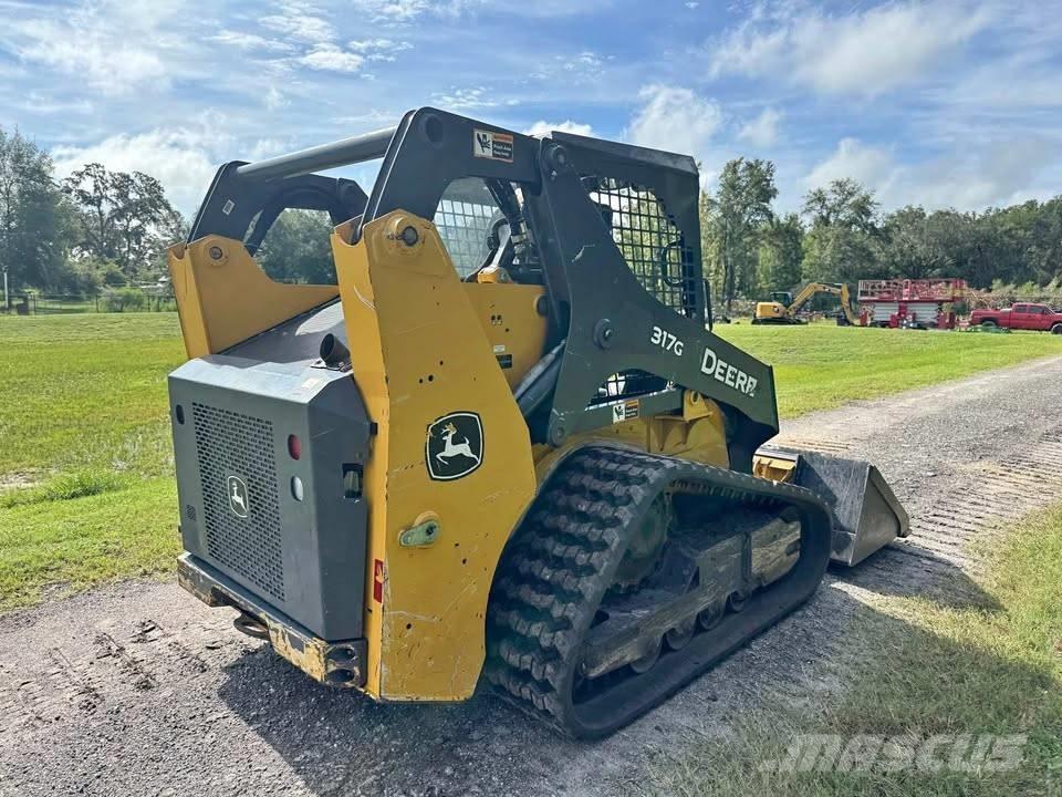 John Deere 317G Smykem řízené nakladače