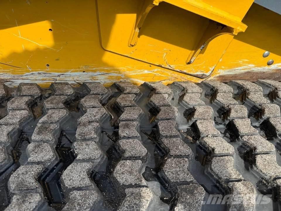 John Deere 317G Smykem řízené nakladače