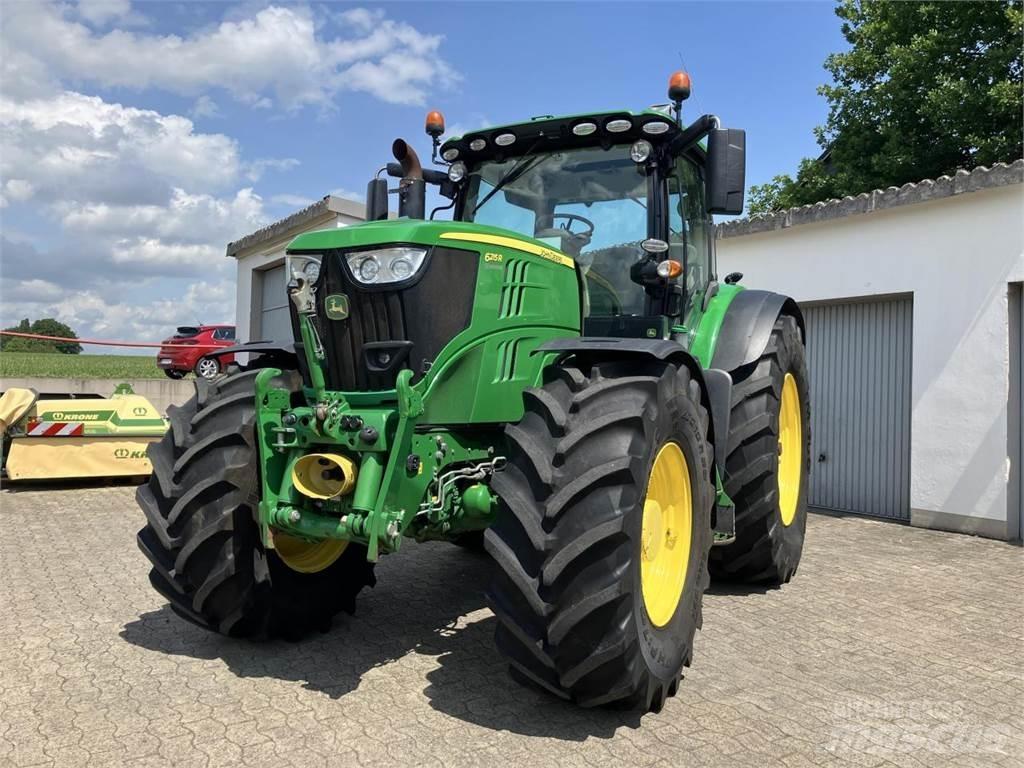 John Deere 6215R Traktory
