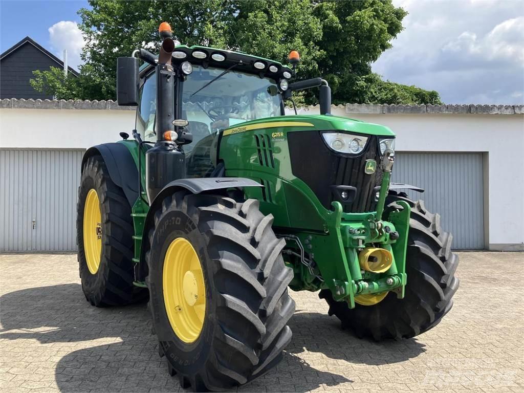 John Deere 6215R Traktory