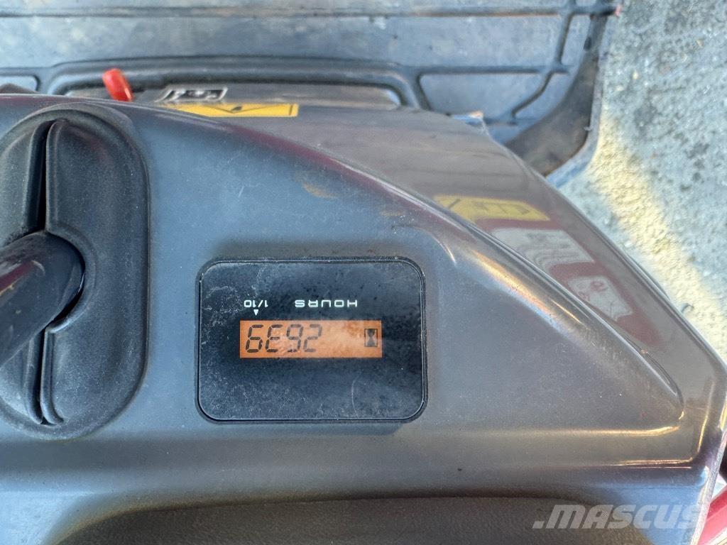 Yanmar SV08 (1E826) Mini rýpadla < 7t