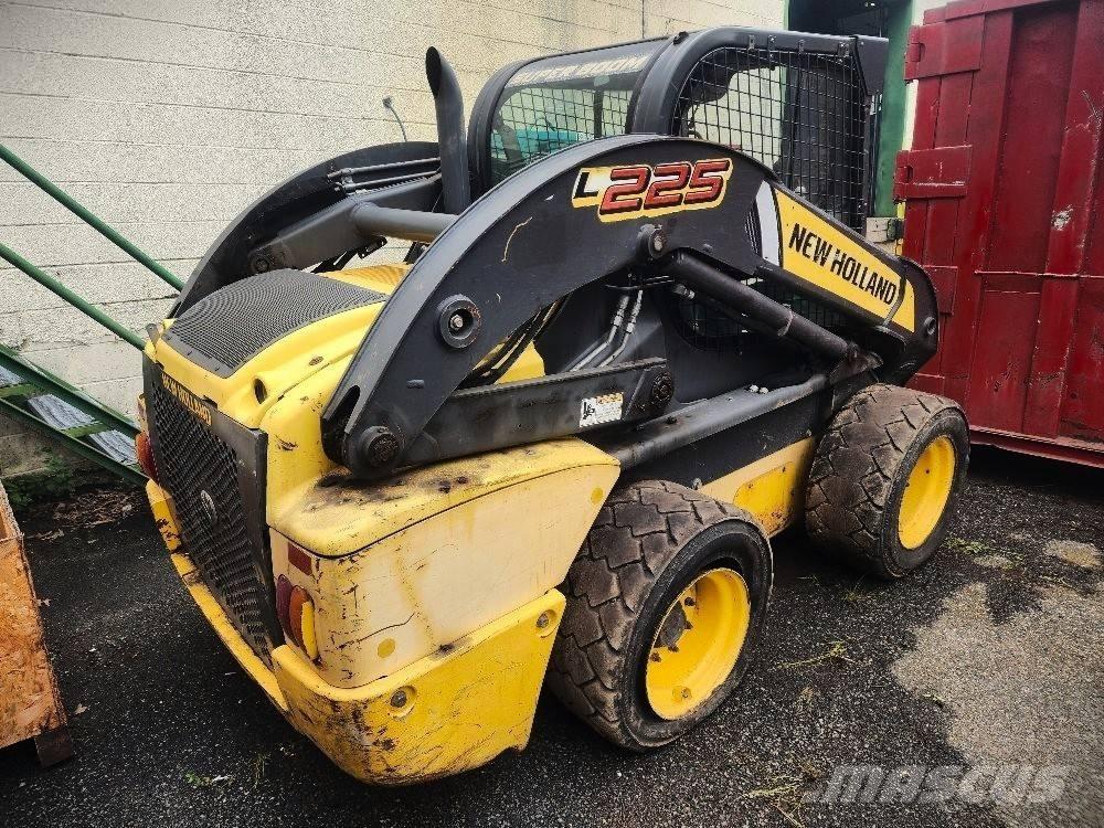 New Holland 225L Smykem řízené nakladače