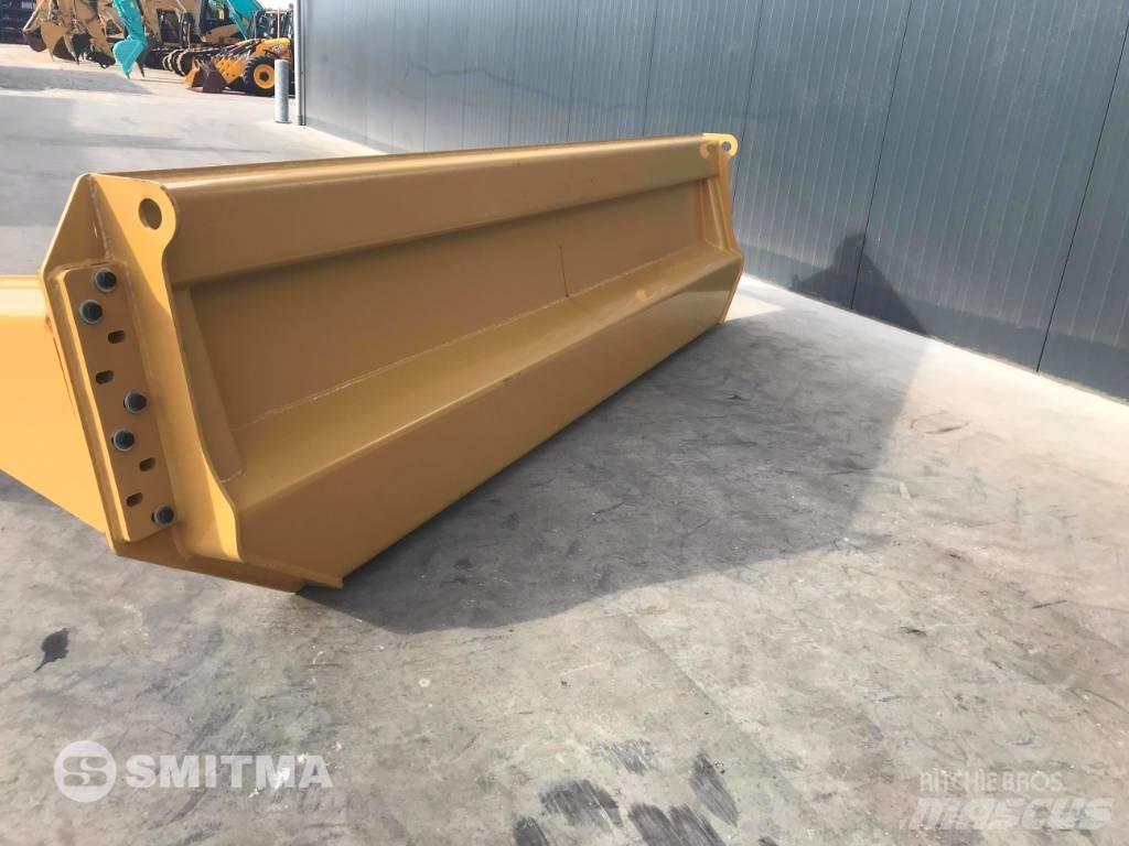 CAT 740B Zadní dveře