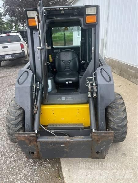 New Holland L 170 Smykem řízené nakladače