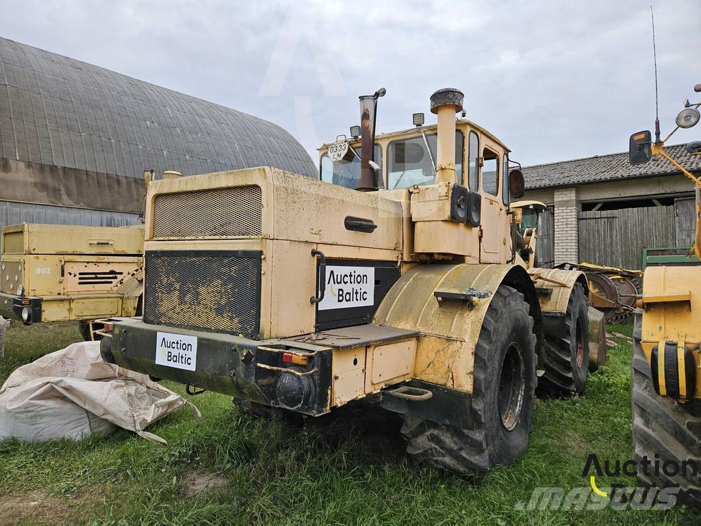  Kirovec K-700A Traktory