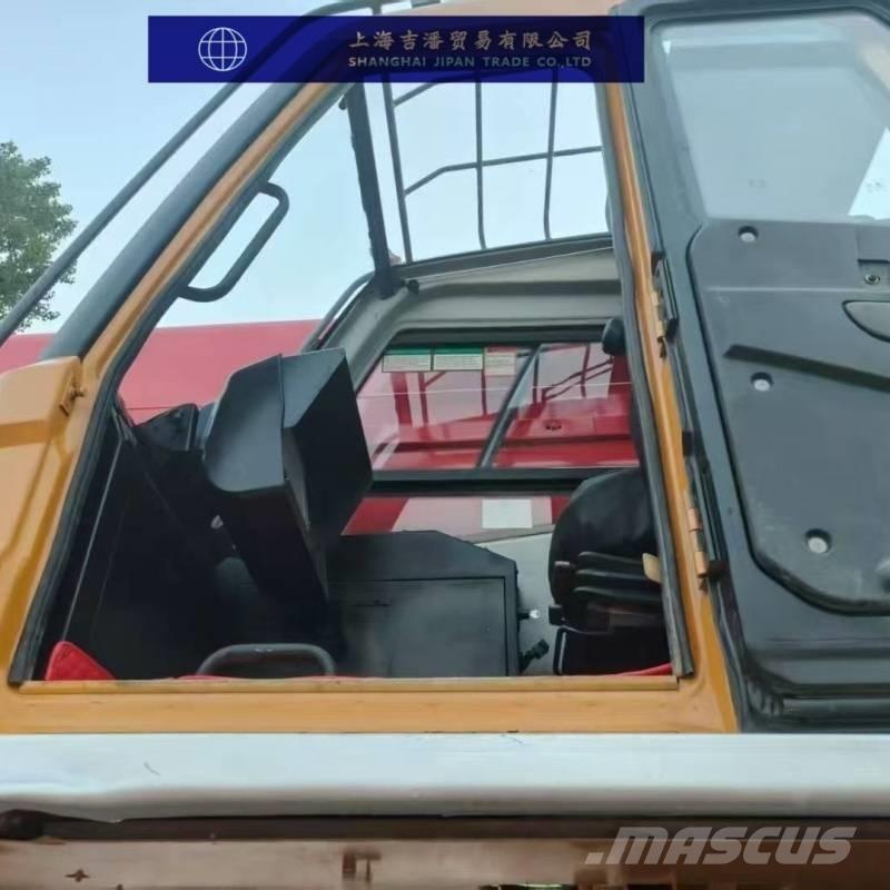 Sany STC 800 Univerzální terénní jeřáby