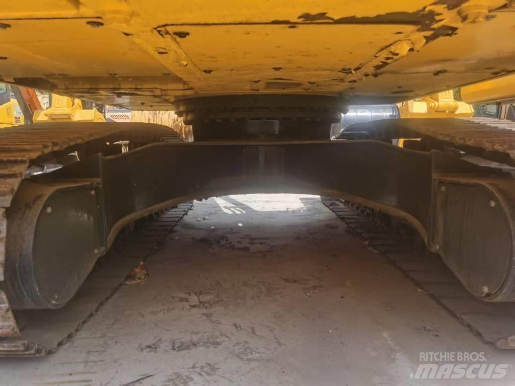 Komatsu PC 200 Pásová rýpadla