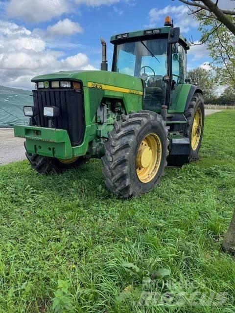 John Deere 8200 Traktory