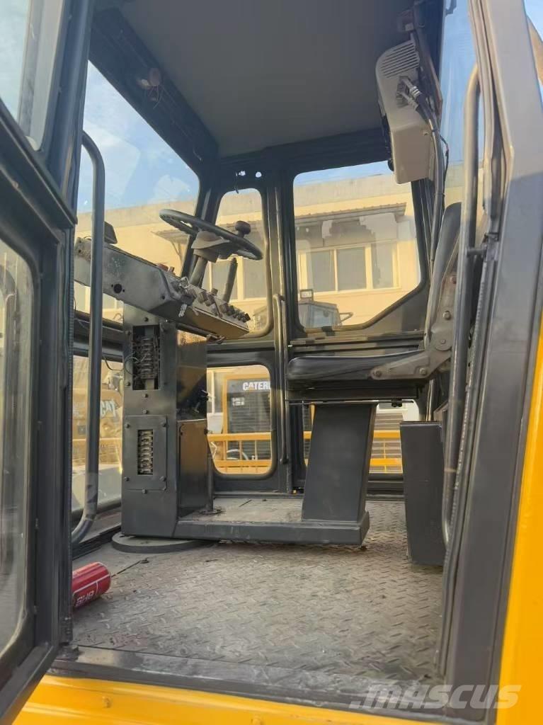 Dynapac CC 211 Tahačové válce