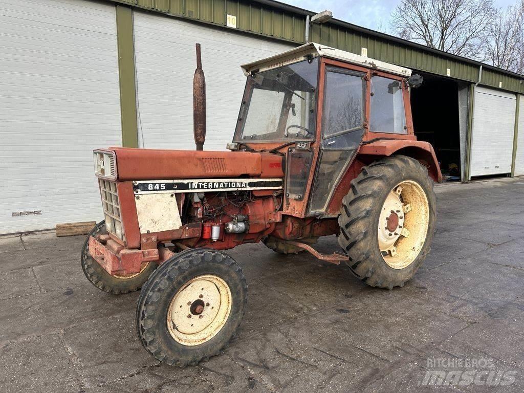 International 845 Traktory