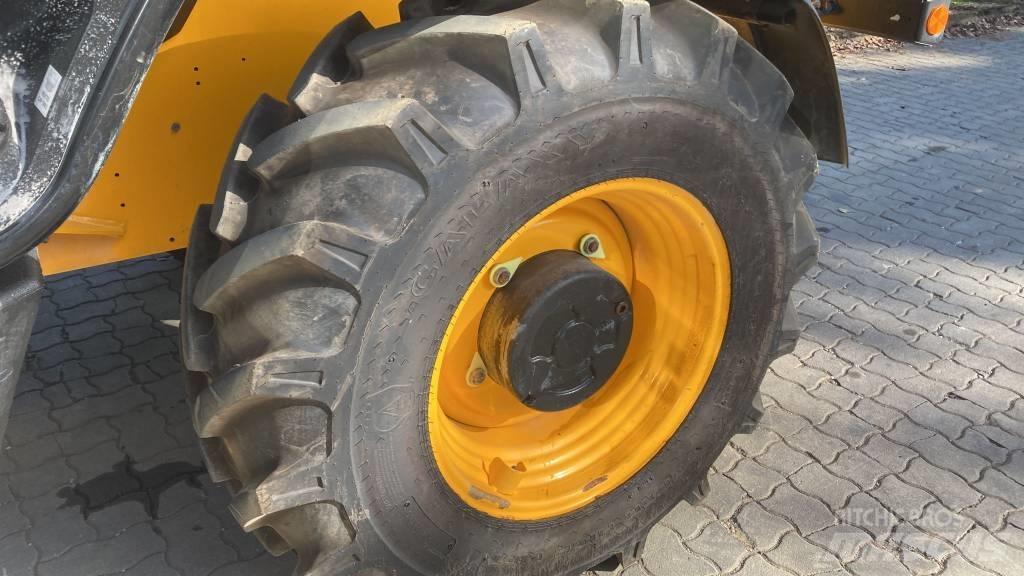 JCB 535 V 125 Teleskopické manipulátory