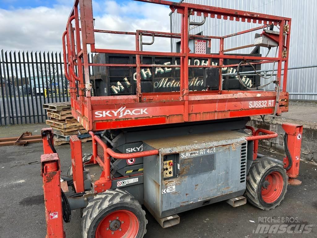 SkyJack SJ 6832 RT Nůžková zvedací plošina