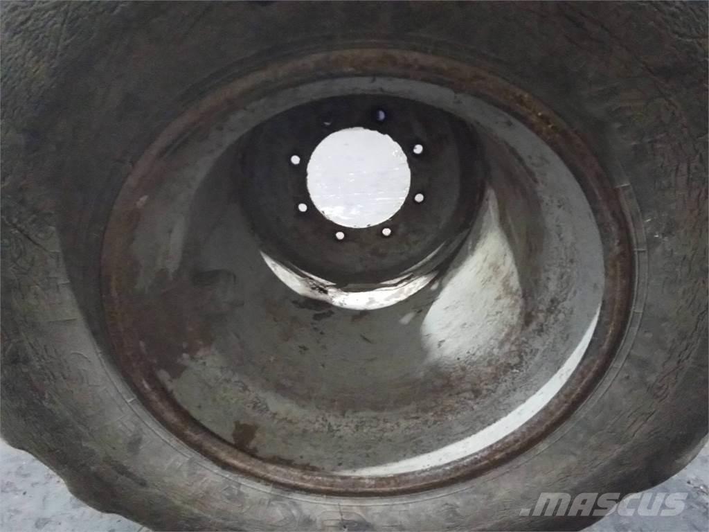 Valmet 820 24x22,5 Pneumatiky, kola a ráfky