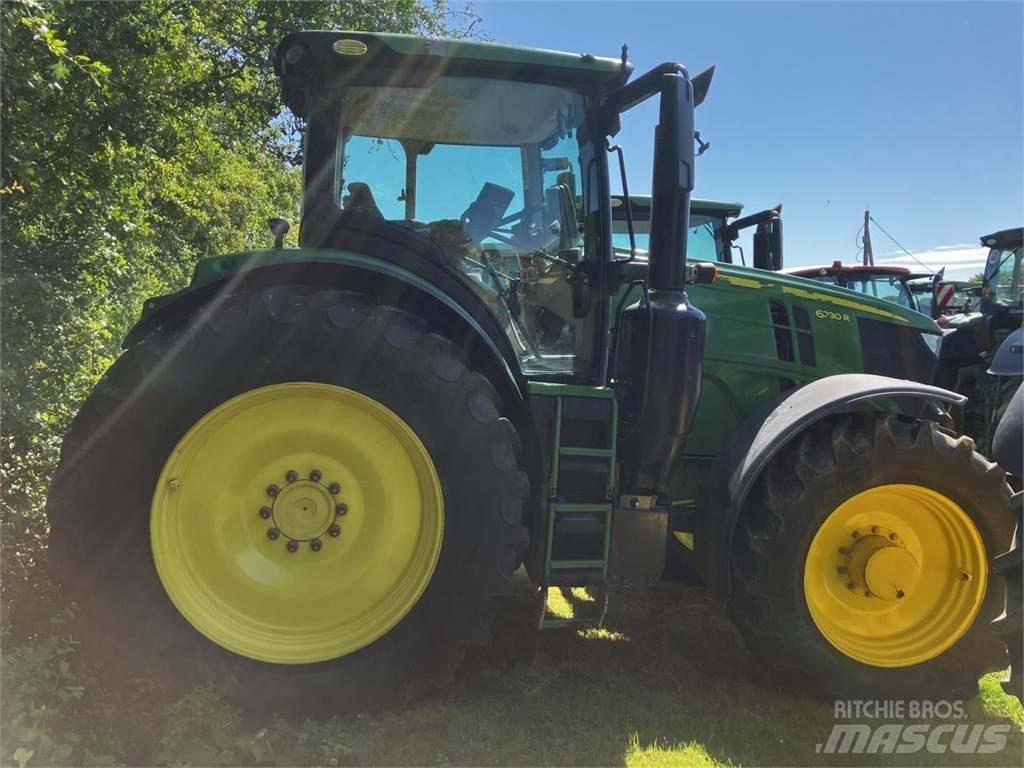 John Deere 6230R Traktory